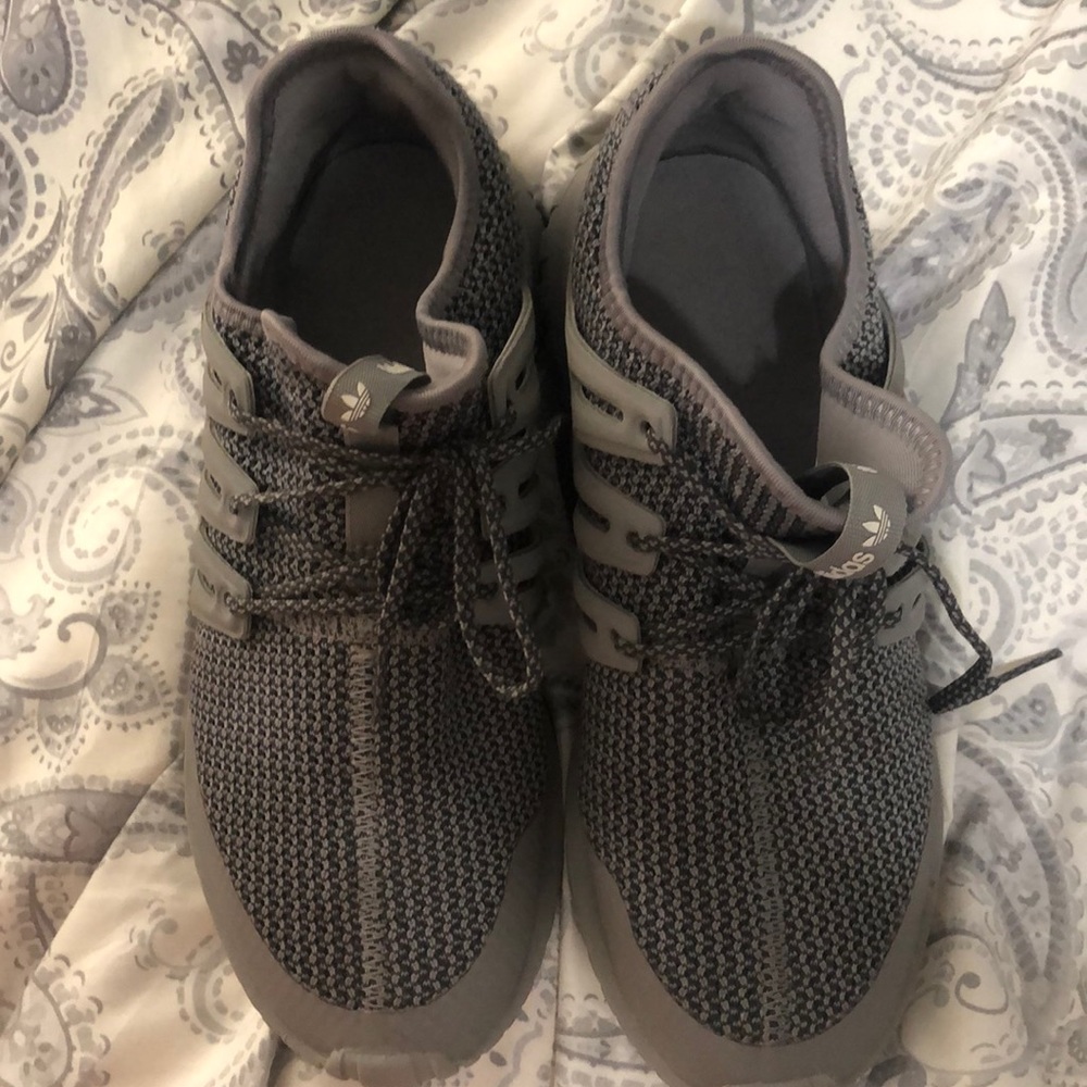Gray tennis shoes